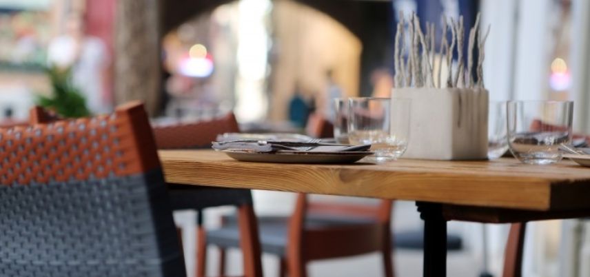 city-restaurant-table-pavement